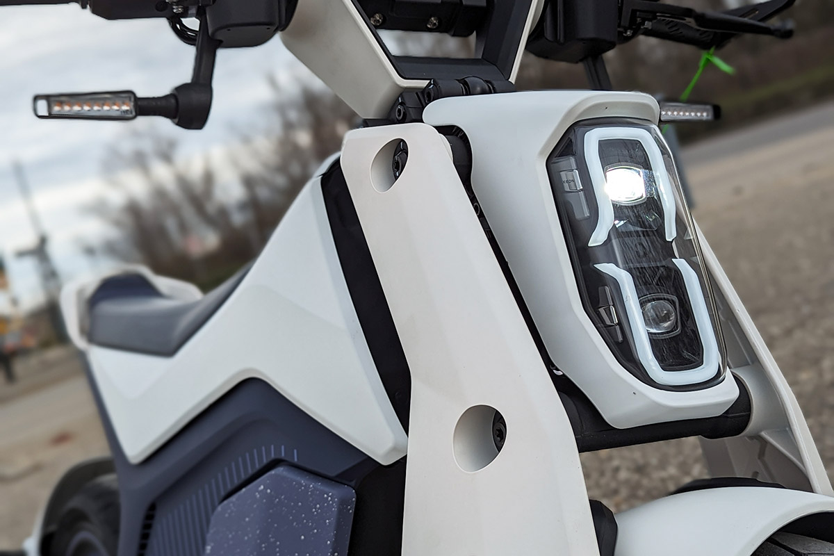 NAXEON I AM. We tested this 125 electric motorcycle that wants to take on the BMW CE 02.